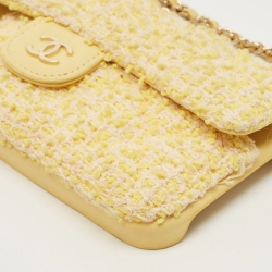 Pre Owned جراب آيفون 12 برو ماكس شانيل مبطن تويد أصفر مزين بشعار الماركة سي سي مع حزام