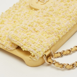 Pre Owned جراب آيفون 12 برو ماكس شا نيل مبطن تويد أصفر مزين بشعار الماركة سي سي مع حزام