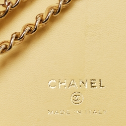 Pre Owned جراب آيفون 12 برو ماكس شانيل مبطن تويد أصفر مزين بشعار الماركة سي سي مع حزام