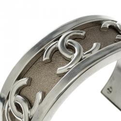 Pre Owned سوار شانيل CC مفتوح فضي اللون