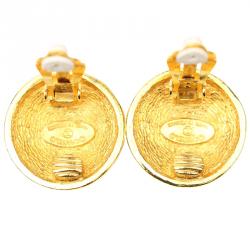 Pre Owned أقراط شانيل فينتدج CC ذهبية اللون بكلبس