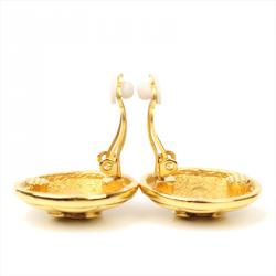 Pre Owned أقراط شانيل فينتدج CC ذهبية اللون بكلبس