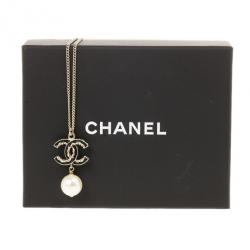 مملوكة مسبقًا Chanel CC Black Enamel and Dangle Pearl Necklace