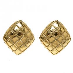 مملوكة مسبقًا أقراط شانيل ذهبية اللون مربعة بمشابك