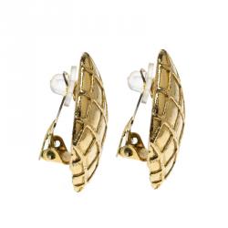 مملوكة مسبقًا أقراط شانيل ذهبية اللون مربعة بمشابك