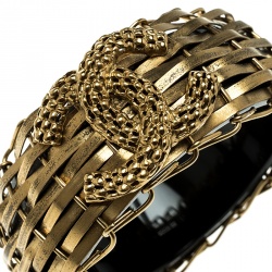 Pre Owned سوار عريض شانيل CC راتنج وباسكيتويف ذهبي اللون