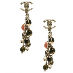 مملوكة مسبقًا أقراط شانيل CC خرز متعدد الألوان ذهبية اللون بمشبك