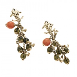 مملوكة مسبقًا أقراط شانيل CC خرز متعدد الألوان ذهبية اللون بمشبك