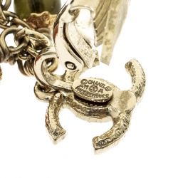 مملوكة مسبقًا أقراط شانيل CC خرز متعدد الألوان ذهبية اللون بمشبك