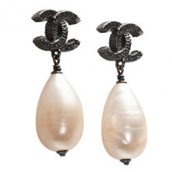 مملوكة مسبقًا أقراط شانيل CC المتدلية  لؤلو ومعدن أسود