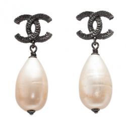 مملوكة مسبقًا أقراط شانيل CC المتدلية  لؤلو ومعدن أسود