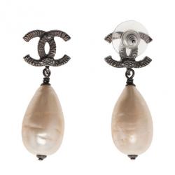 مملوكة مسبقًا أقراط شانيل CC المتدلية  لؤلو ومعدن أسود