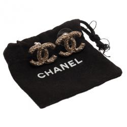 مملوكة مسبقًا Chanel CC Logo Gold Tone Earrings