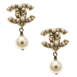 مملوكة مسبقًا Chanel CC Cream Faux Pearl Gold Tone Clip-on Drop Earrings 