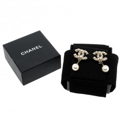 مملوكة مسبقًا Chanel CC Cream Faux Pearl Gold Tone Clip-on Drop Earrings 