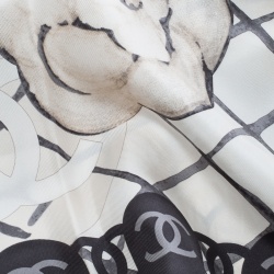 مملوكة مسبقًا وشاح شانيل حرير بنقوش كاميليا وشعار CC اوف وايت مربع