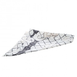 مملوكة مسبقًا وشاح شانيل حرير بنقوش كاميليا  وشعار CC اوف وايت مربع