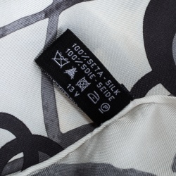 مملوكة مسبقًا وشاح شانيل حرير بنقوش كاميليا وشعار CC اوف وايت مربع