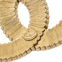 Pre Owned بروش شانيل CC مرصع كريستال وإيناميل ذهبي اللون