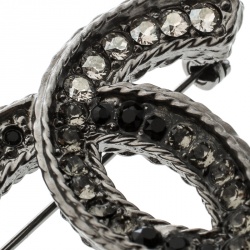 مملوكة مسبقًا بروش شانيل CC مزخرف كريستال فضي اللون