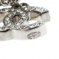 Pre Owned أقراط شانيل CC كريستال مرصع فضي اللون متدلية