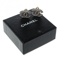 Pre Owned أقراط شانيل CC كريستال فضية اللون بمشبك