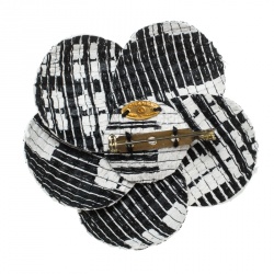 Pre Owned بروش شانيل كاميليا مونوكرمي منقوش