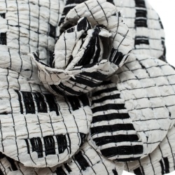 Pre Owned بروش شانيل كاميليا مونوكرمي منقوش