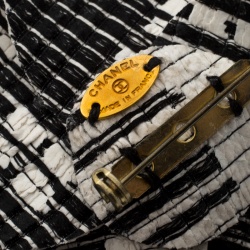 Pre Owned بروش شانيل كاميليا مونوكرمي منقوش