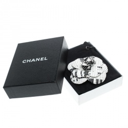 Pre Owned بروش شانيل كاميليا مونوكرمي منقوش