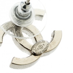 مملوكة مسبقًا أقراط شانيل CC كريستال فضية اللون