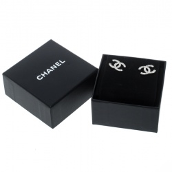 مملوكة مسبقًا أقراط شانيل CC كريستال فضية اللون