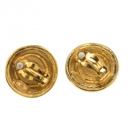 Pre Owned أقراط شانيل CC فينتدج لؤلؤ صناعي منقوش مطلية ذهب بمشابك