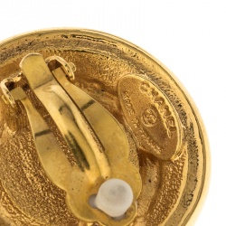 Pre Owned أقراط شانيل CC فينتدج لؤلؤ صناعي منقوش مطلية ذهب بمشابك