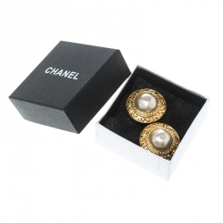 Pre Owned أقراط شانيل CC فينتدج لؤلؤ صناعي منقوش مطلية ذهب بمشابك