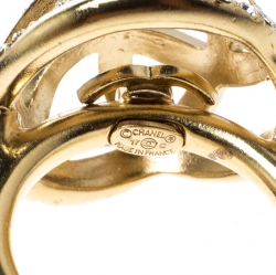 مملوكة مسبقًا خاتم كوكتيل شانيل CC نمط متعاكس ذهبي اللون كريستال مزخرف مقاس 51