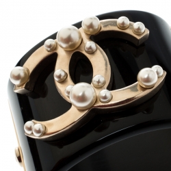 مملوكة مسبقًا سوار شانيل CC لؤلؤ صناعي رزين أسود عريض