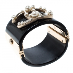 مملوكة مسبقًا سوار شانيل CC لؤلؤ صناعي رزين أسود عريض