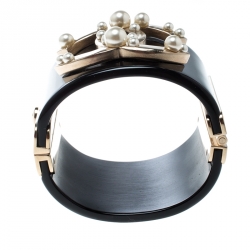 مملوكة مسبقًا سوار شانيل CC لؤلؤ صناعي رزين أسود عريض