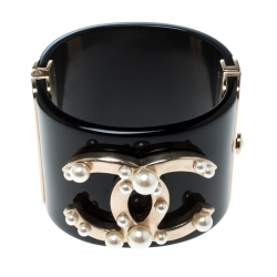 مملوكة مسبقًا سوار شانيل CC لؤلؤ صناعي رزين أسود عريض