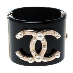 مملوكة مسبقًا سوار شانيل CC لؤلؤ صناعي رزين أسود عريض