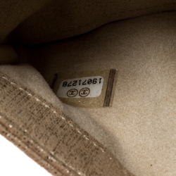 مملوكة مسبقًا Chanel Gold Quilted Shimmering Leather iPhone Pouch