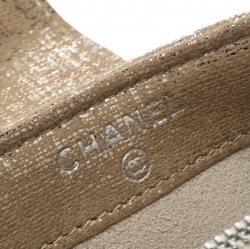 مملوكة مسبقًا Chanel Gold Quilted Shimmering Leather iPhone Pouch