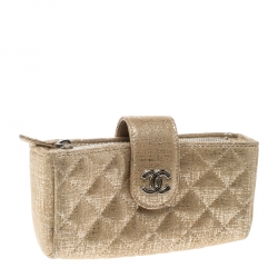 مملوكة مسبقًا Chanel Gold Quilted Shimmering Leather iPhone Pouch