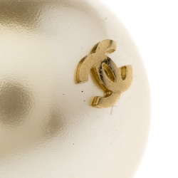 مملوكة مسبقًا Chanel CC Faux Pearl Embellished Hair Scrunchie 