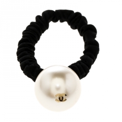 مملوكة مسبقًا Chanel CC Faux Pearl Embellished Hair Scrunchie 