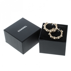 مملوكة مسبقًا Chanel CC Floral Faux Pearl Embedded Gold Tone Hoop Earrings