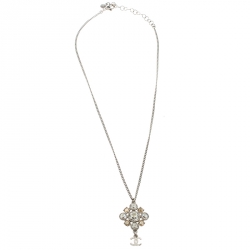 مملوكة مسبقًا Chanel CC Floral Crystal Embedded Pendant Silver Tone Necklace