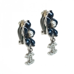 Pre Owned أقراط شانيل جريبوا زرقاء لؤلؤ صناعي وردة بمشابك