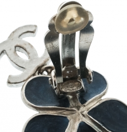 Pre Owned أقراط شانيل جريبوا زرقاء لؤلؤ صناعي وردة بمشابك